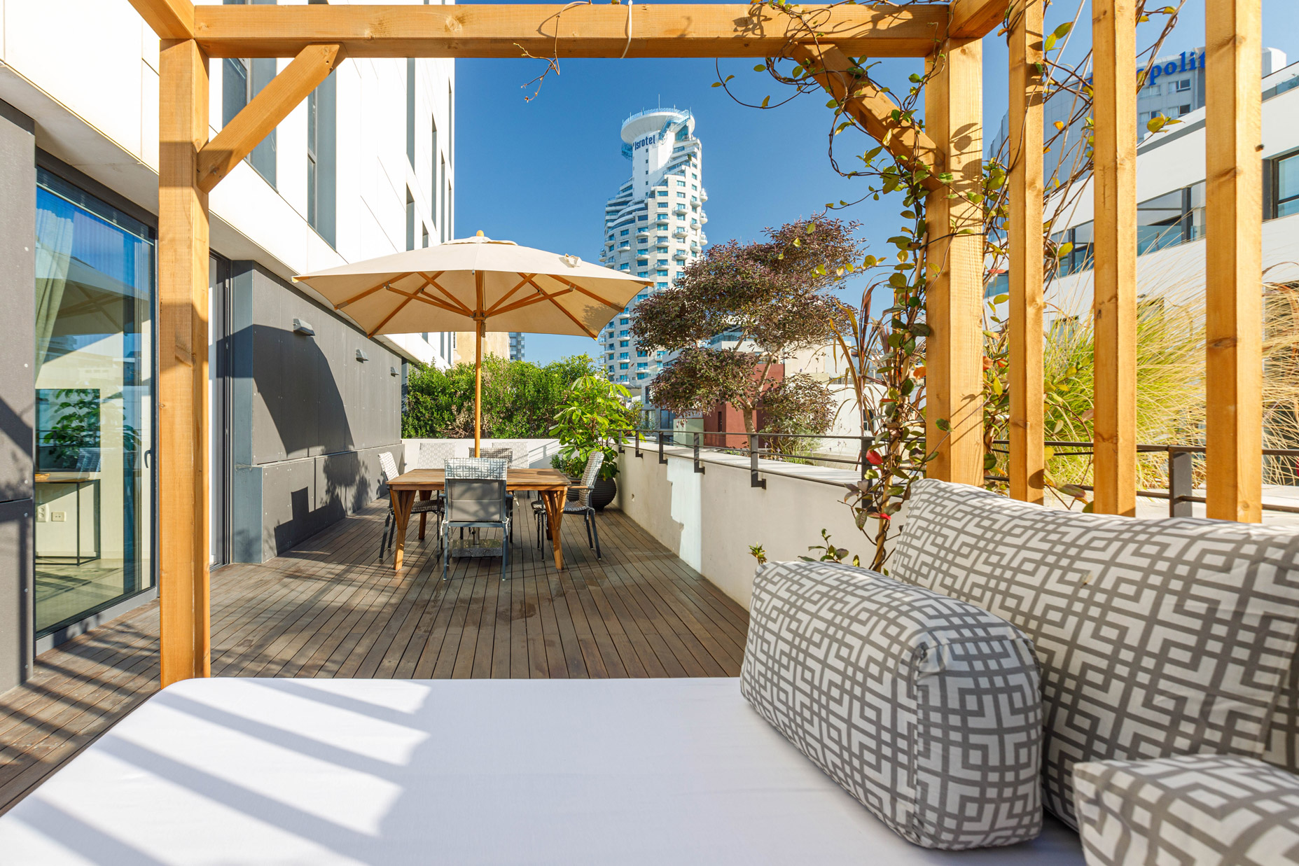 1 Bedroom Apartment with Terrace — photo 2